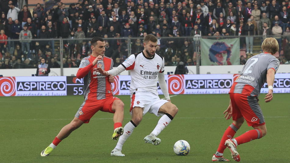 Il Milan acciuffa la vittoria nel finale a Cremona. Sabato derby con l'Inter