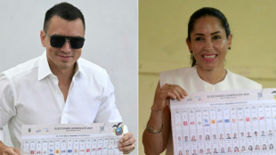 Noboa quebra o sil&ecirc;ncio e comemora ida ao 2&ordm; turno das presidenciais no Equador