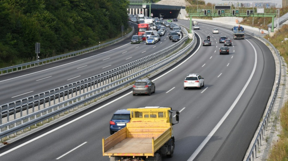 Frau dr&auml;ngt Autofahrer in Bayern von Autobahn - Einweisung in Psychiatrie