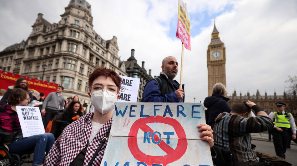 Crescita Pil Gb dimezzata nel 2025 all'1%, taglia welfare