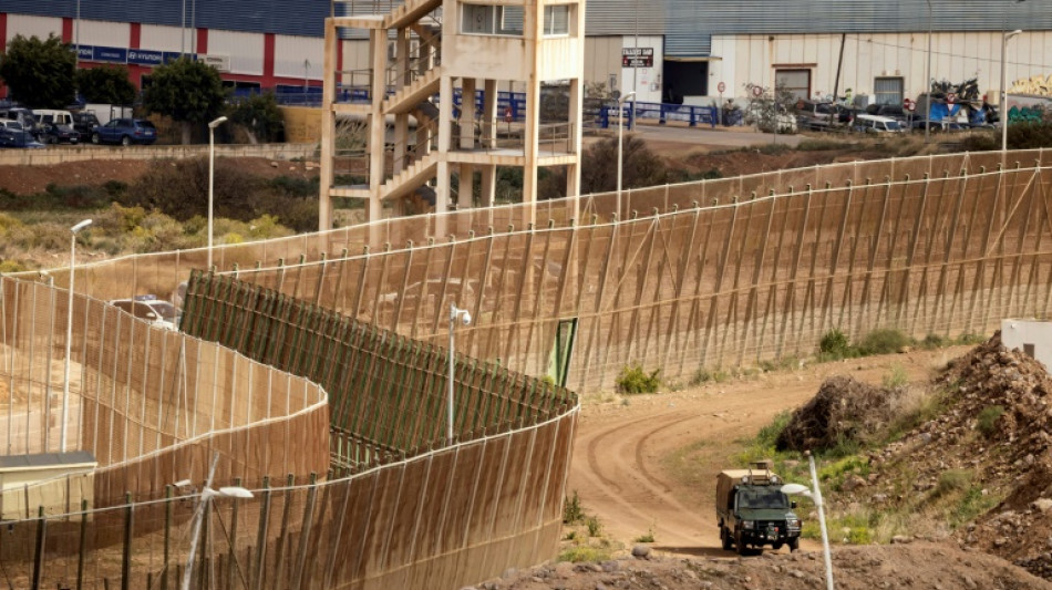Cinq migrants morts lors d'une tentative massive d'entr&eacute;e dans une enclave espagnole