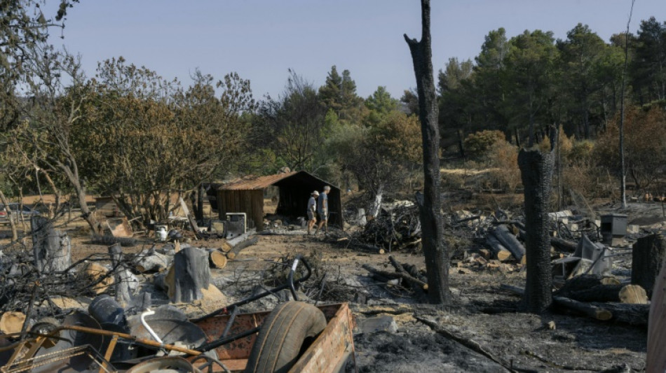 Los bomberos luchan por extinguir un gran incendio forestal en Francia en plena ola de calor