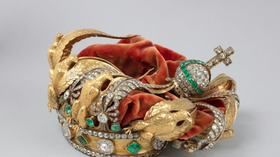 Coroa da imperatriz Eug&eacute;nie, danificada em roubo no Louvre, ser&aacute; restaurada