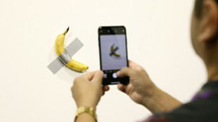 Un visitante "se come" una banana millonaria expuesta en un museo en Francia