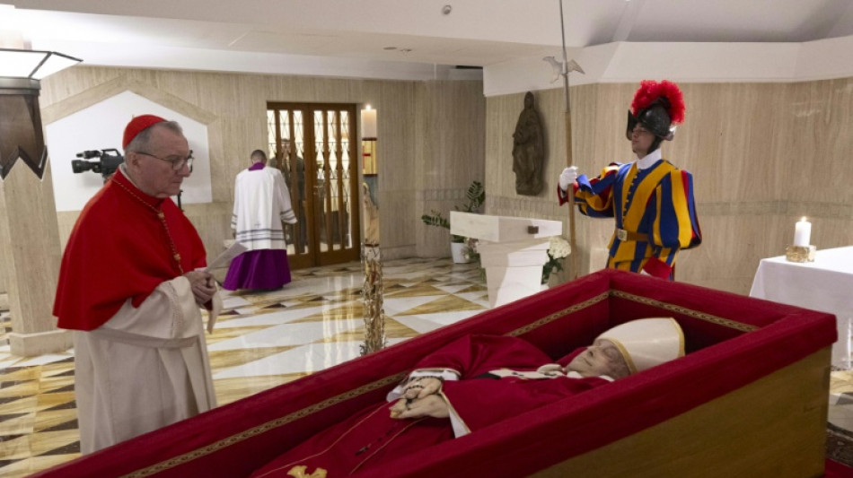 Vaticano publica primeiras imagens do papa Francisco no caixão