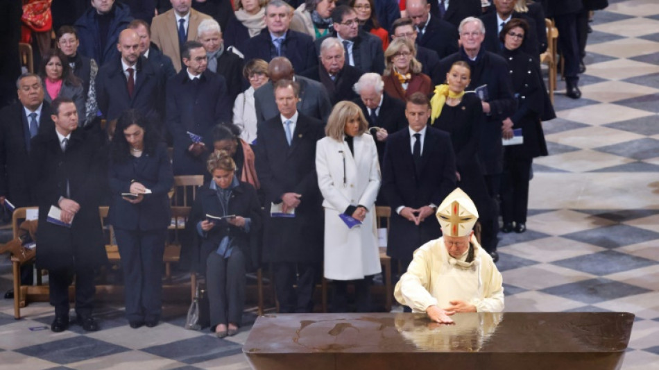 Pariser Erzbischof weiht Altar der Kathedrale Notre-Dame während erster Messe
