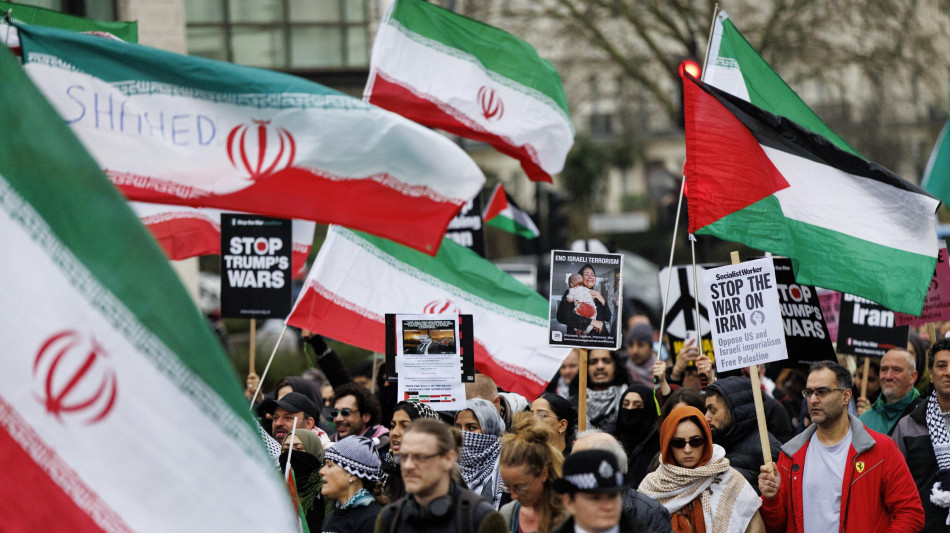 Proteste per l'Iran e contro la guerra in varie parti nel mondo, da Parigi a Cipro
