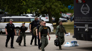 Au moins six morts dans une fusillade aux Etats-Unis lors d'un d&eacute;fil&eacute; du 4 juillet