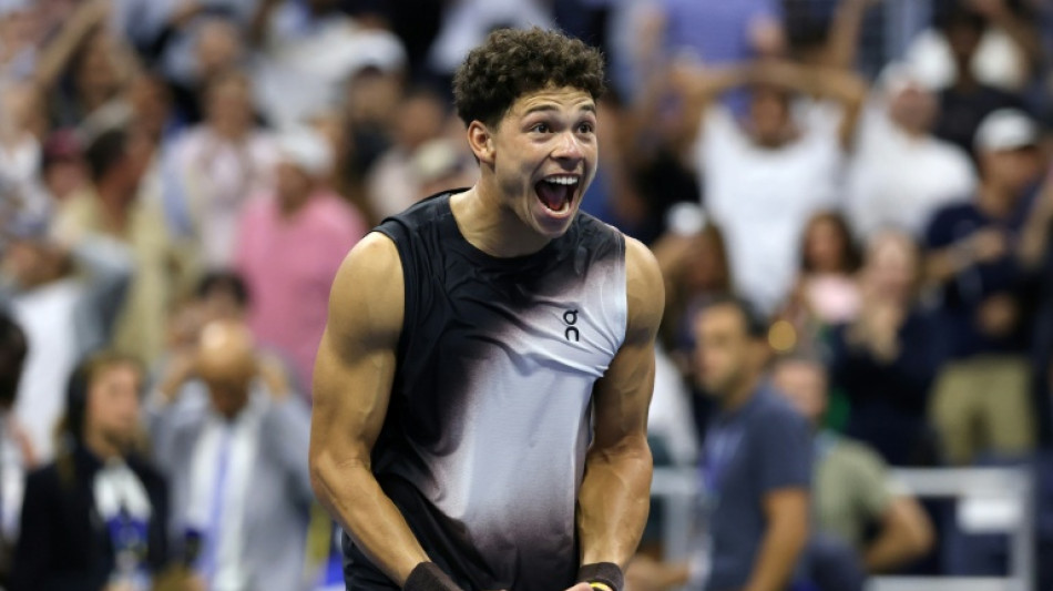 Shelton stuns Alcaraz in 3:34 am US Open finish, Sabalenka battles on