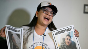 El Salvador frustra la ilusión de familiares de venezolanos de verlos en la megaprisión