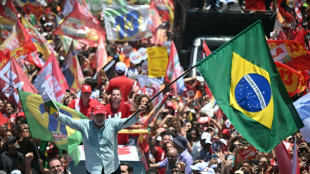 Lula e Bolsonaro re&uacute;nem multid&otilde;es antes de duelo final nas urnas