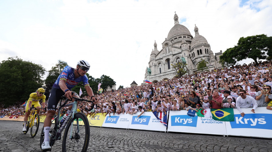 A Van der Poel l'ultima tappa a Parigi, Pogacar trionfa vincendo il quinto Tour