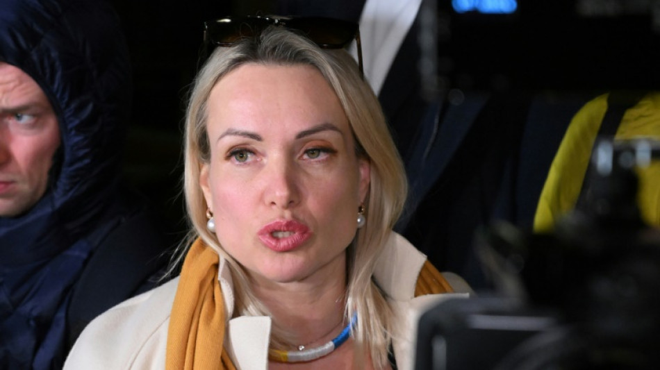 La periodista rusa que protest&oacute; contra la guerra, en el exilio y criticada