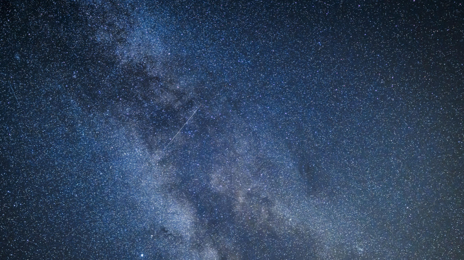 Aurore e comete, il cielo d&agrave; spettacolo sulle Dolomiti