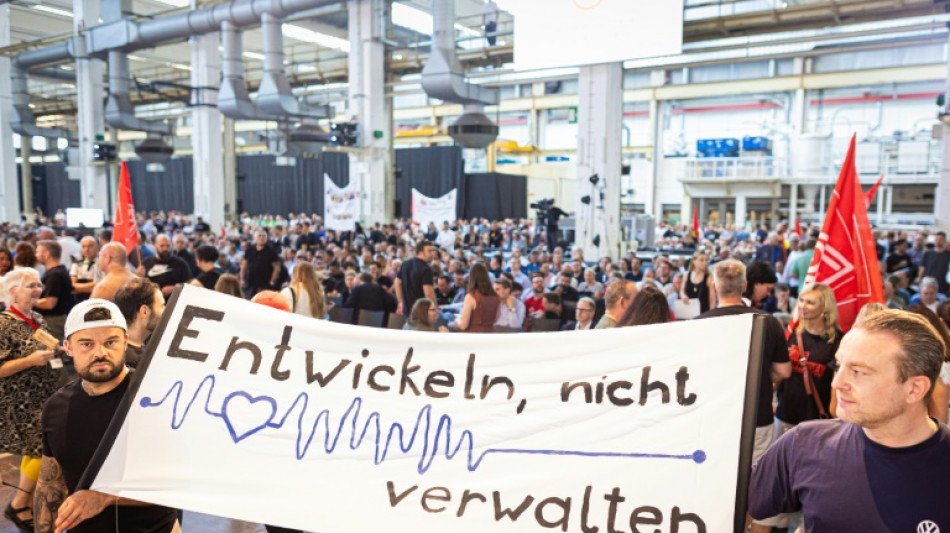 VW-Spitze verteidigt Sparpl&auml;ne - Belegschaft reagiert mit Pfeifkonzert 