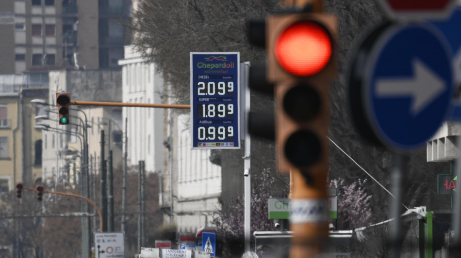 Sondaggio, 6 italiani su 10 temono di non trovare pi&ugrave; benzina