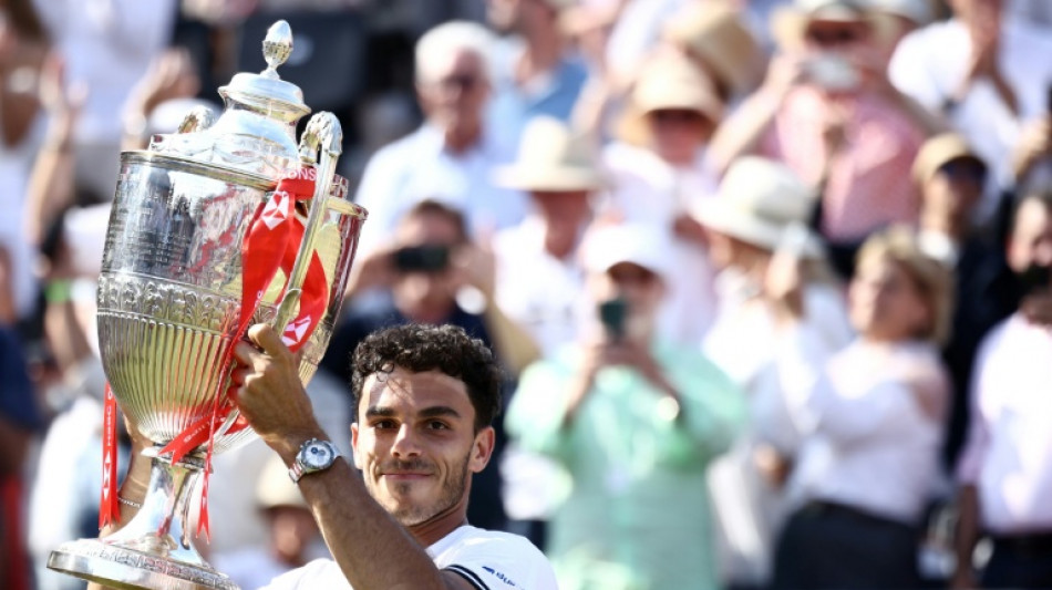 Francisco Cer&uacute;ndolo &eacute; campe&atilde;o do torneio de Queen's, seu primeiro ATP 500