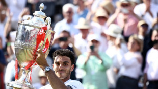 Francisco Cer&uacute;ndolo &eacute; campe&atilde;o do torneio de Queen's, seu primeiro ATP 500