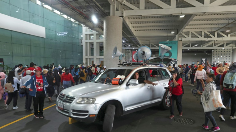 Una protesta de maestros bloquea los accesos al principal aeropuerto de México