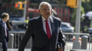 El exsenador de origen cubano Bob Menéndez entra en prisión en EEUU para cumplir 11 años de condena
