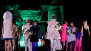 Au pied d'une fusée, défilé hommage à Pierre Cardin