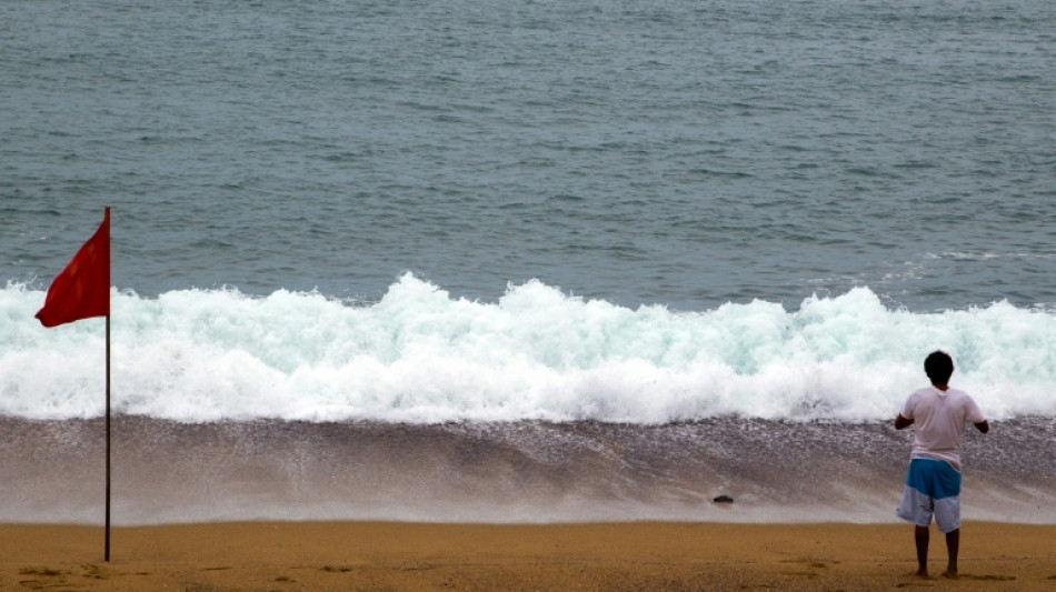 El huracán Priscilla gana fuerza y provoca oleaje y lluvias en México