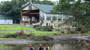 A caballo y con un perro, vecinos salen al rescate tras inundaciones en Texas