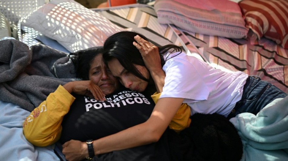 Fatigue et col&egrave;re pour les gr&eacute;vistes de la faim devant la prison "Zona 7" de Caracas