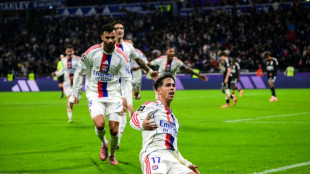 Lyon vira sobre Strasbourg e fica a 2 pontos da liderança do Francês