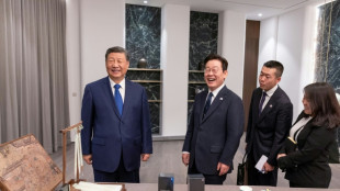 Xi bromea sobre espionaje al obsequiar con teléfonos chinos al líder surcoreano