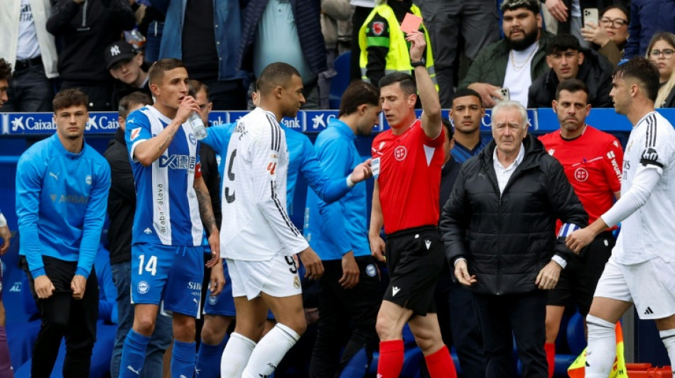 Real Madrid vence Alavés (1-0) e segue ritmo do líder Barça; Mbappé é expulso