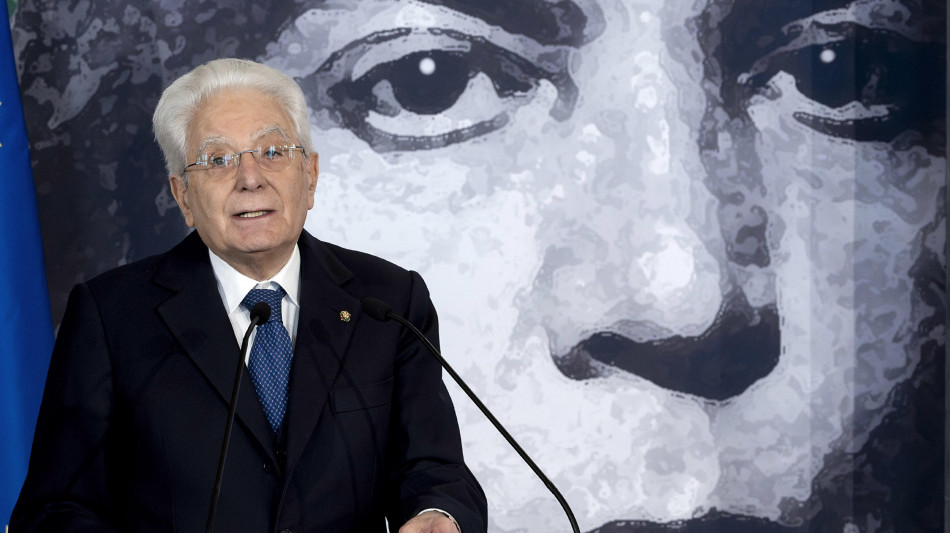 Mattarella, le donne hanno dato molto ma l'equilibrio non &egrave; ancora alla pari