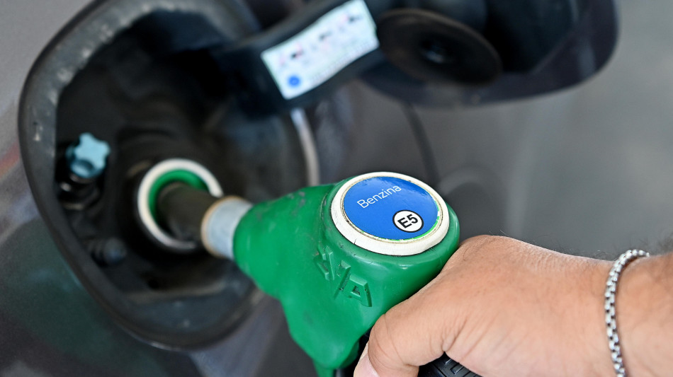 Cala il prezzo della benzina, self a 1,704 euro al litro