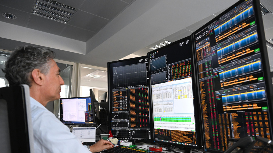 Borsa: Milano peggiora e cede l'1,8%, pesano lusso e banche