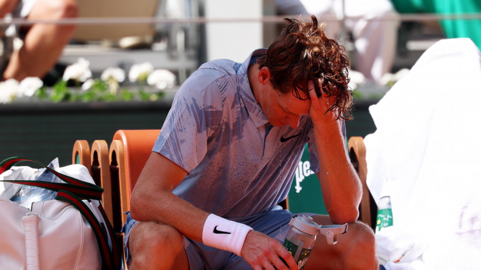 Crollo Sinner al Roland Garros, sta male ed &egrave; eliminato