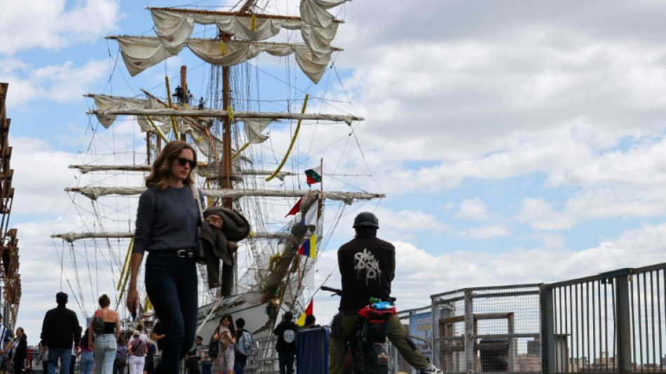 Cadete morta em colis&atilde;o de navio contra ponte do Brooklyn &eacute; velada no M&eacute;xico