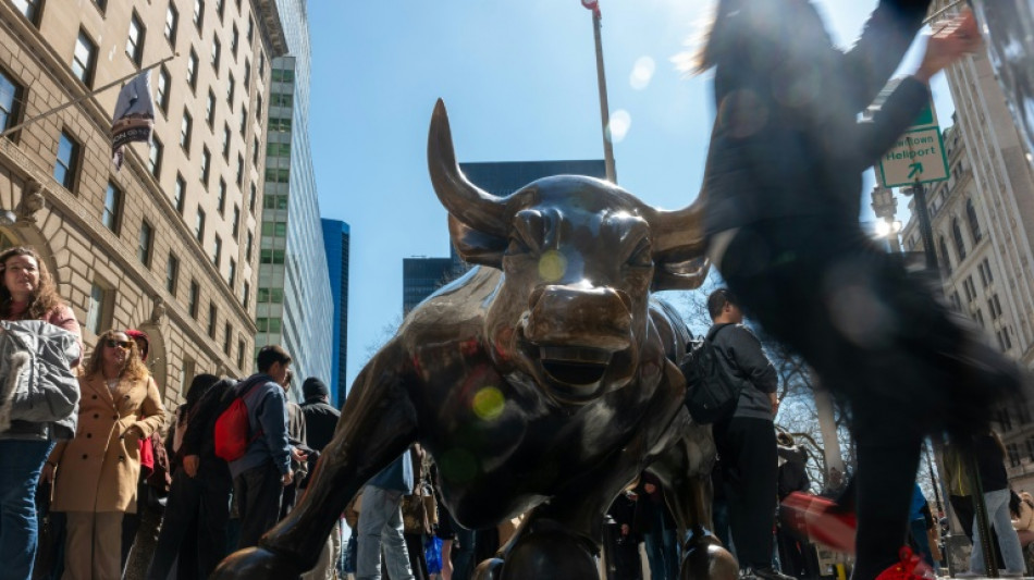 Stocks diverge tracking Fed rates outlook, tech rebound