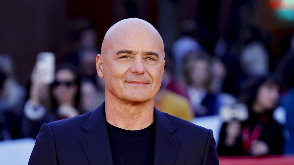 Luca Zingaretti, a Fiumicino moglie di un politico salta la fila