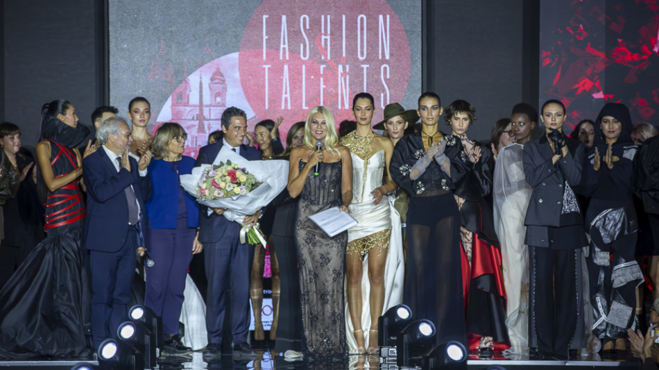 Omaggio a Fujiwara dai talenti della moda a piazza di Spagna