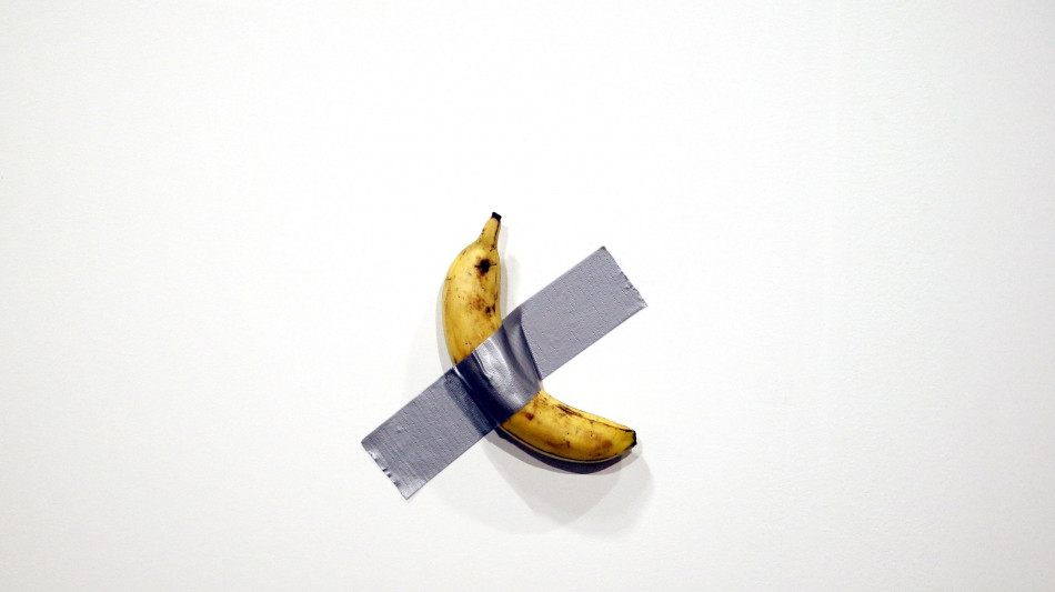 Rubata la banana di Cattelan nel museo Pompidou di Metz, denunciato il furto