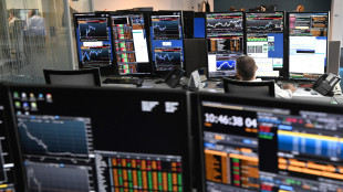 Borsa: Milano positiva con le banche, in luce Leonardo