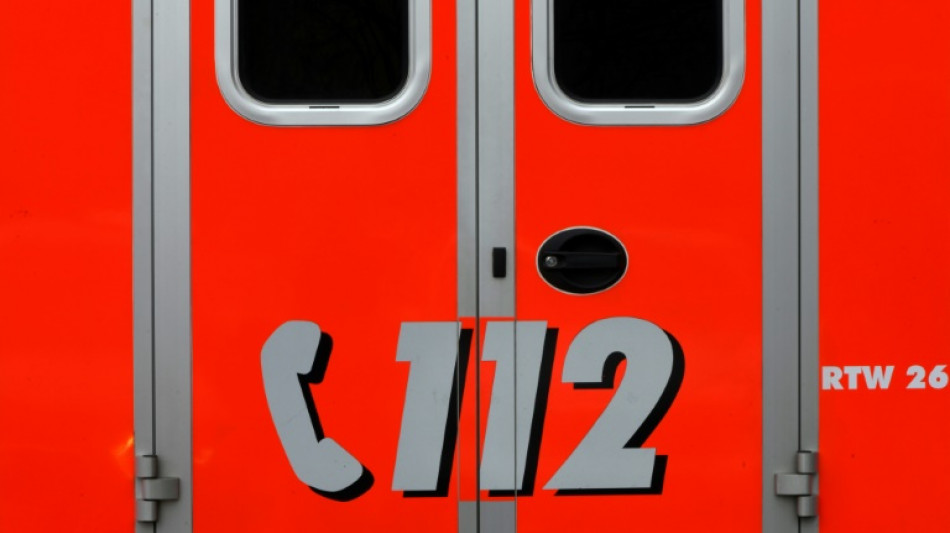 Unbekannte l&ouml;sen in Berlin Radbolzen von Rettungswagen