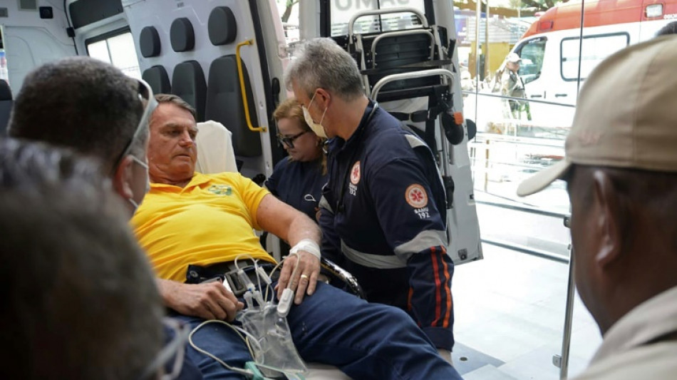 Brésil: Bolsonaro "stable" après son hospitalisation pour des douleurs abdominales