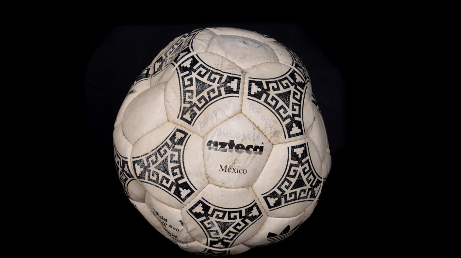 All'asta il pallone dei gol di Maradona all'Inghilterra al Mondiale in Messico 1986