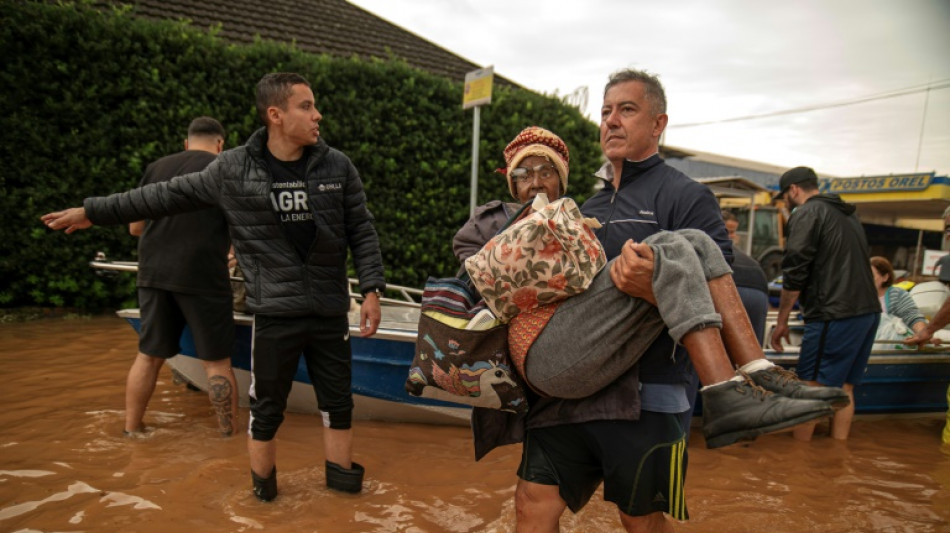 Inondations au Br&eacute;sil: course contre la montre pour secourir les victimes
