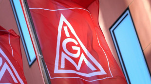 Metall-Arbeitgeber legen Angebot vor - Gewerkschaft: "Zu niedrig, zu sp&auml;t"