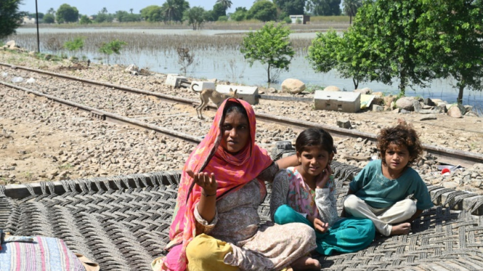Mujeres embarazadas buscan ayuda desesperadas tras inundaciones en Pakistán