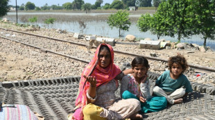 Mujeres embarazadas buscan ayuda desesperadas tras inundaciones en Pakistán