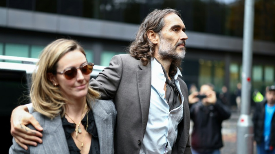 Pour Russell Brand, la monogamie &eacute;tait "difficile", dit son &eacute;pouse &agrave; son proc&egrave;s pour viols