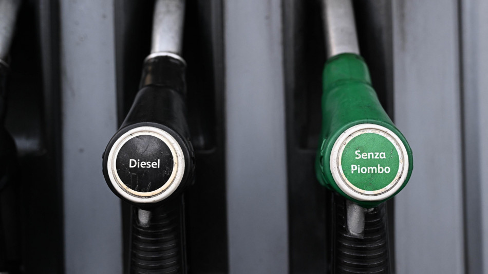 Dl carburanti in Gazzetta, taglio accise in vigore da oggi